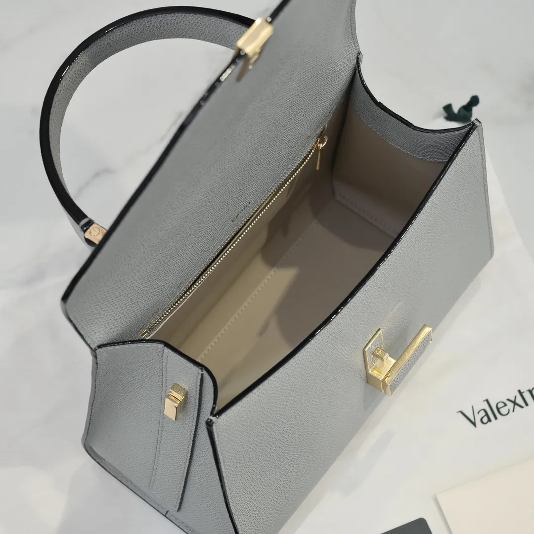 Valextra, the name of Italy's beloved horse, Iside is Val. One of extra's most iconic designs. There is no obvious logo, but the simple collective line design is very recognizable, full of architectural art, and shows a capable and intellectual style. It is made of imported palm-print lining cowhide, with up to five stitches of handwork, and the shiny oil edges test the skill of the craftsman. Large size: 26cm model 6627#